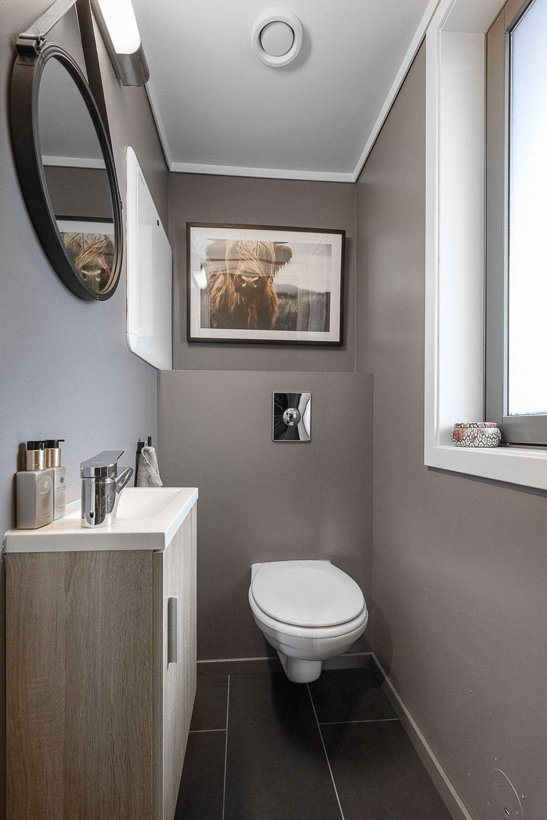 I tillegg til toalett på badet, har leiligheten et ekstra toalett i tilknytning til inngangspartiet. Galleribilde