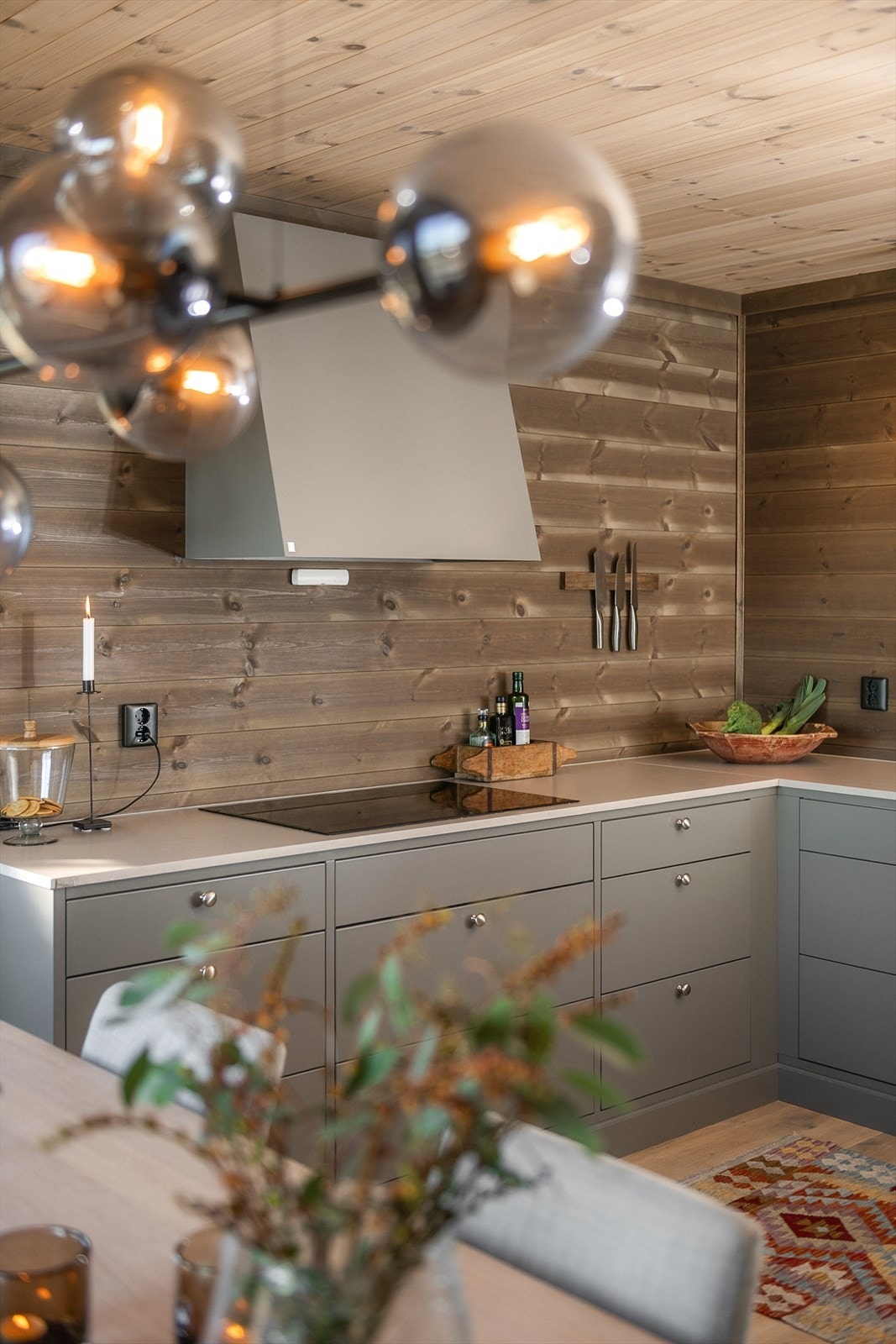 Det er rikelig med både skap-og benkeplass på kjøkkenet. Delikat fargetone som er både tidløs og tidsriktig. Avtrekk over stor platetopp. Galleribilde