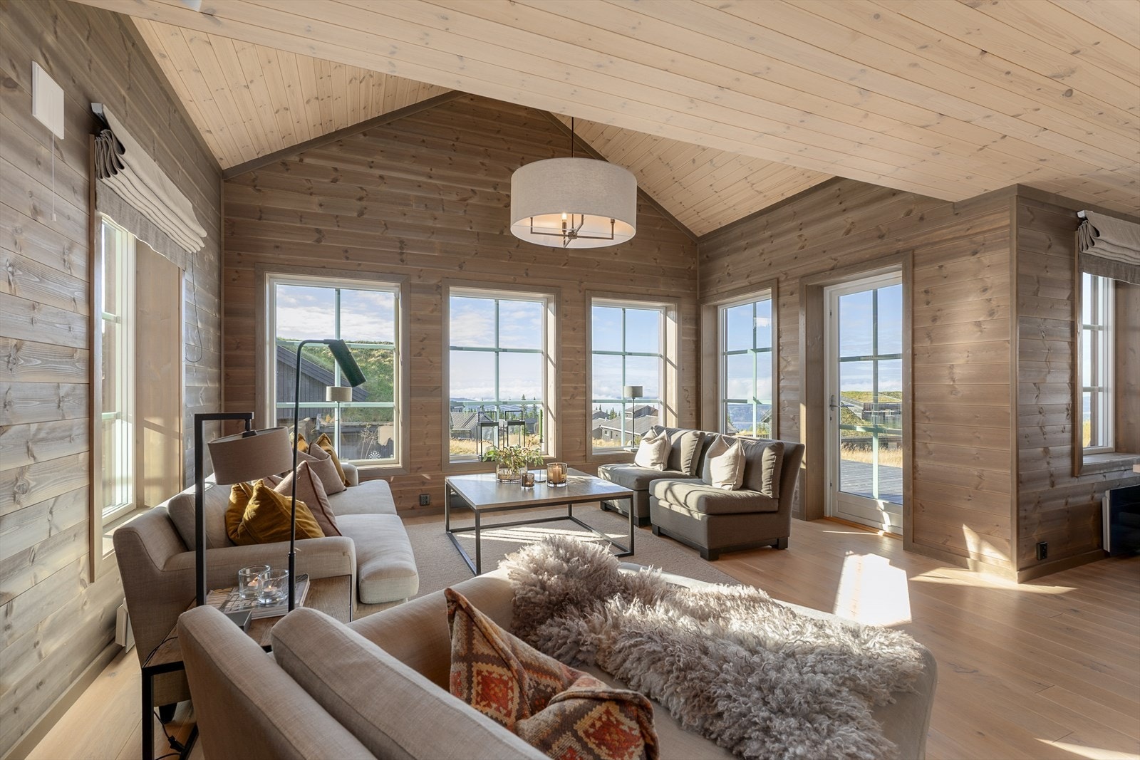 Det er en gjennomført og helhetlig stil i hytta med tidløse fargetoner som harmonerer godt med hverandre. Galleribilde