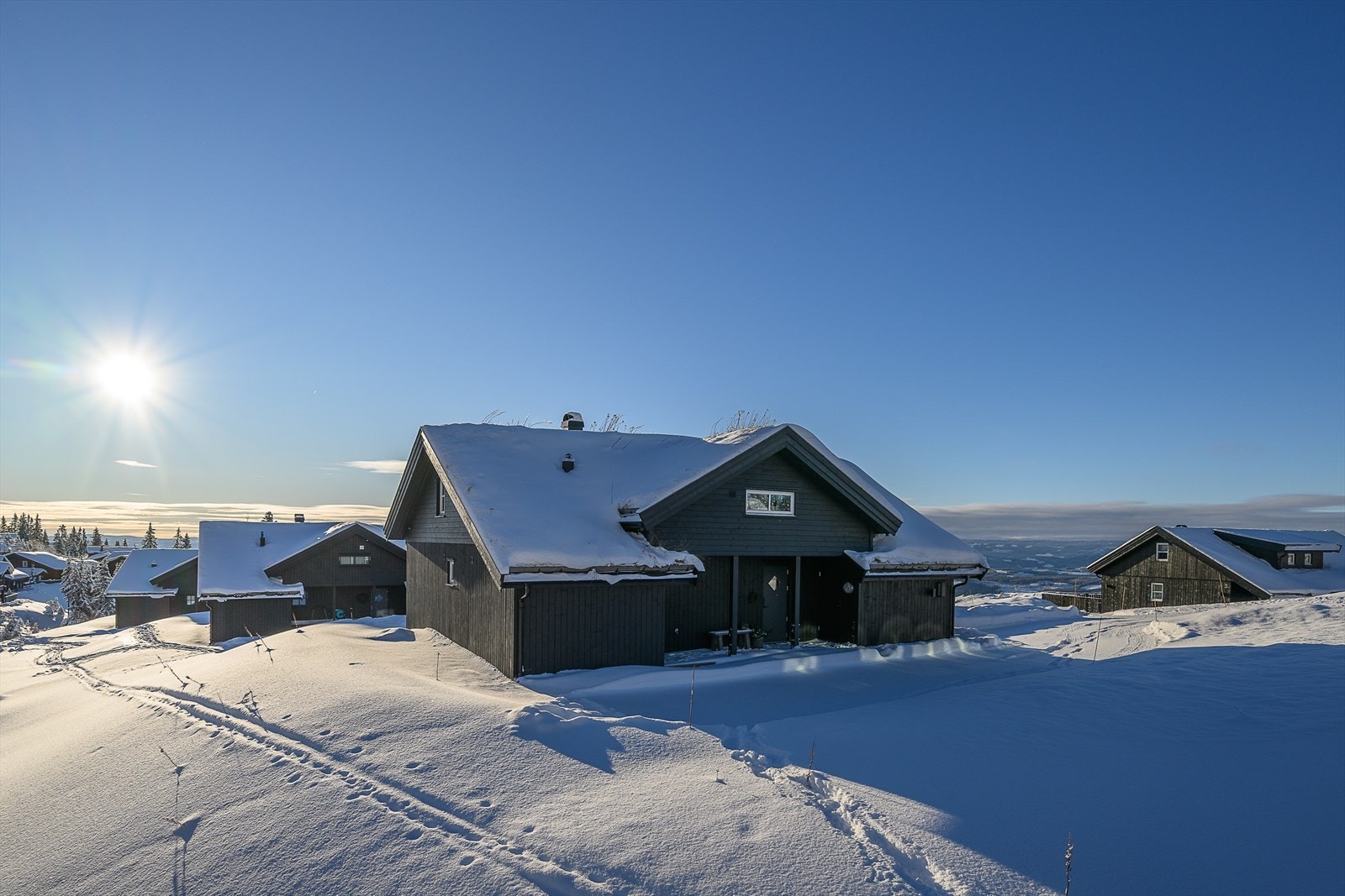 Lett skrånende naturtomt rundt hytta. Enkel adkomst. Galleribilde