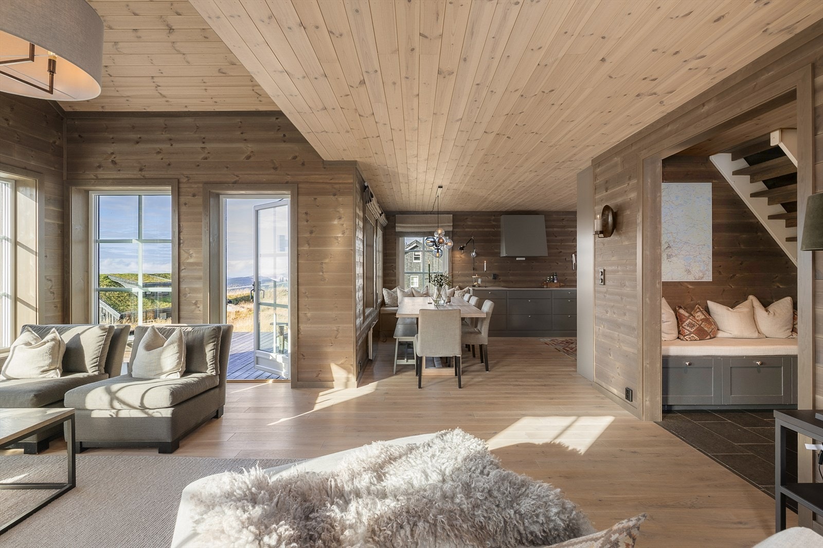 Sosialt og hyggelig oppholdsrom der det er en åpen løsning mellom stua og kjøkken med spiseplass. Galleribilde