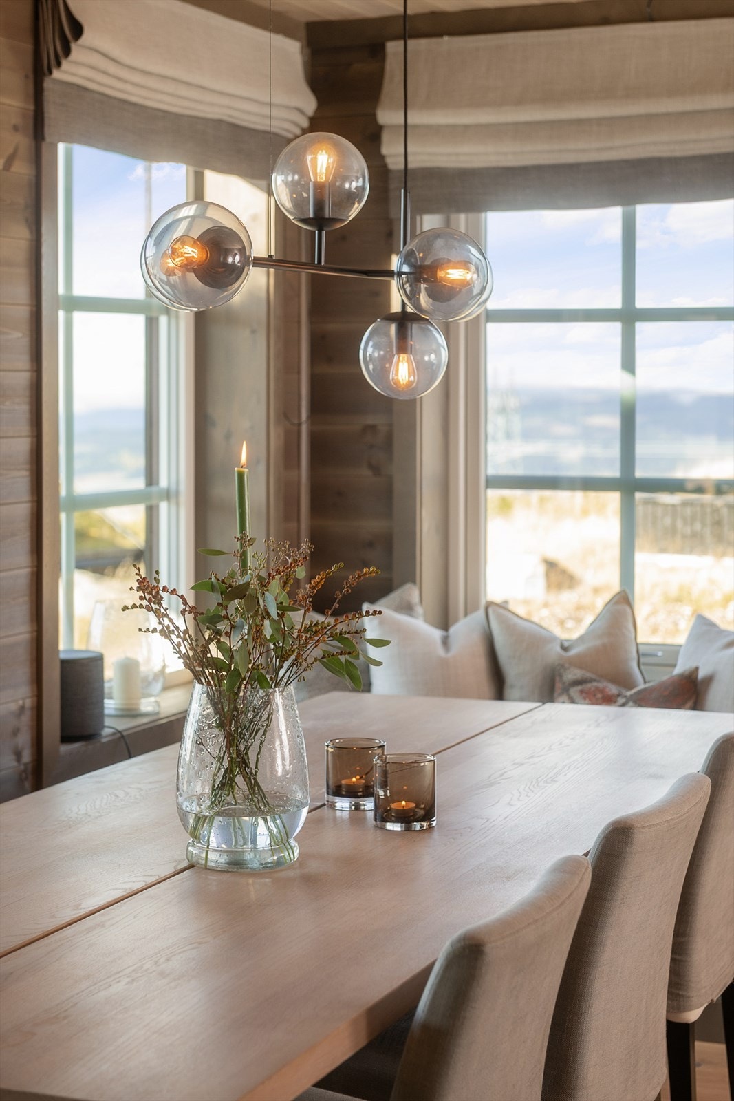 Langbordet i hytta er et naturlig samlingspunkt. Lyst og trivelig og med plass til mange. Galleribilde