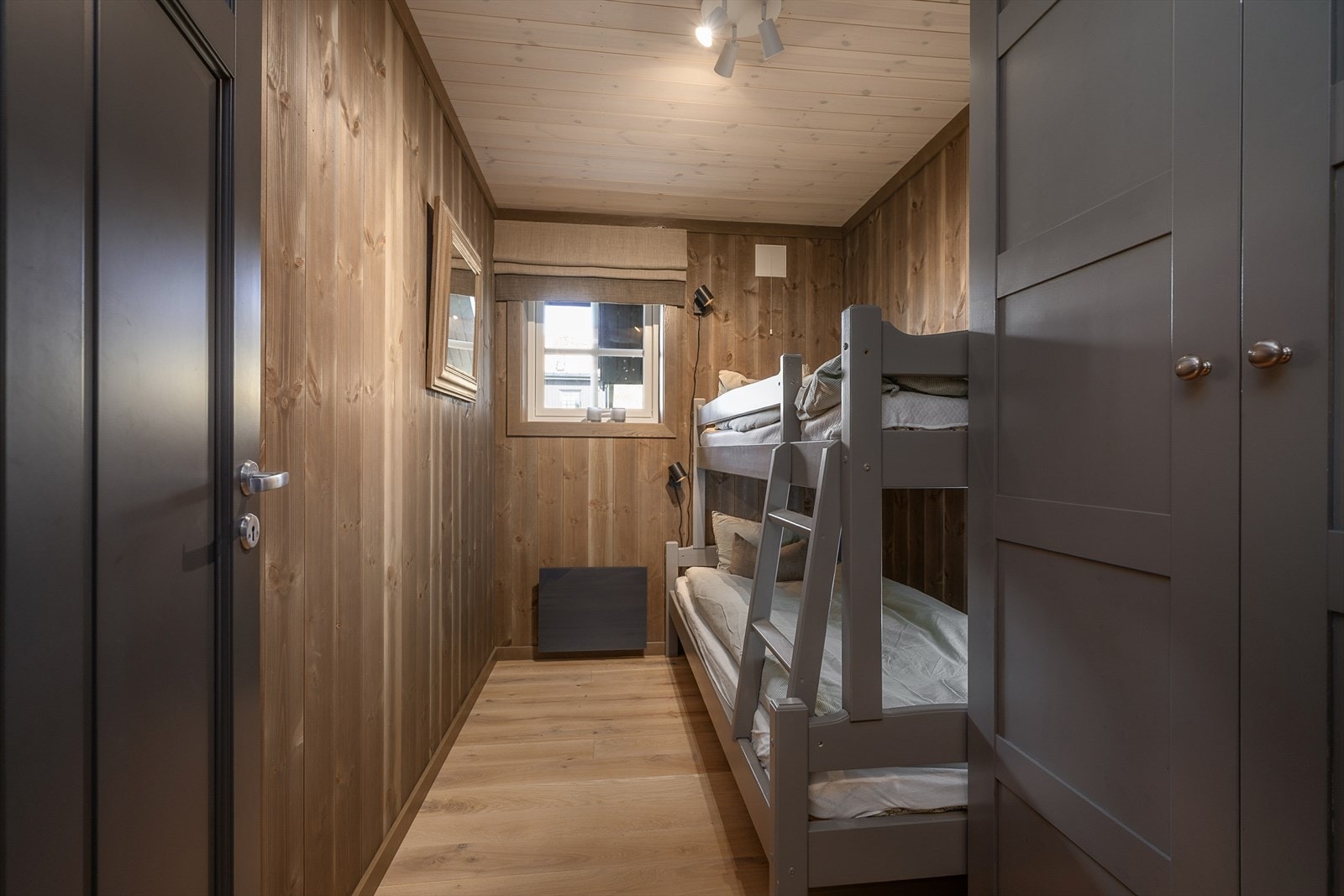 Soverom 3 er innredet med køyeseng. Garderobeskap for god oppbevaring. Galleribilde