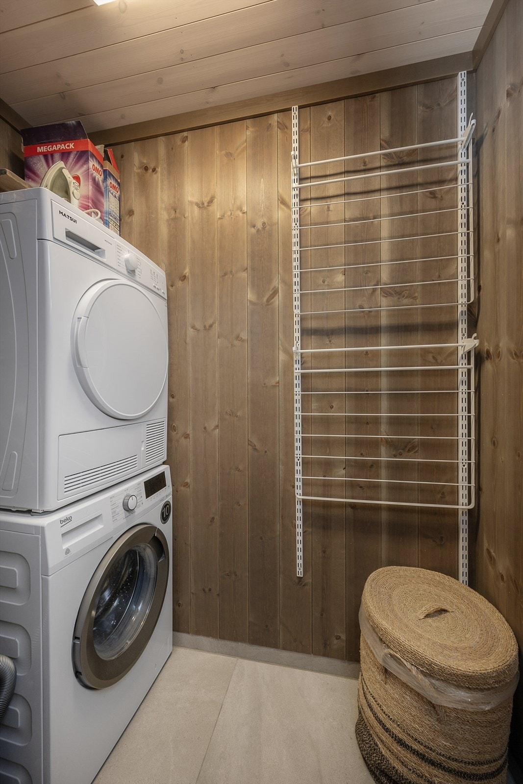 Hytta har et eget vaskerom med utslagsvask - smart plassert med direkte inngang fra badet. Galleribilde