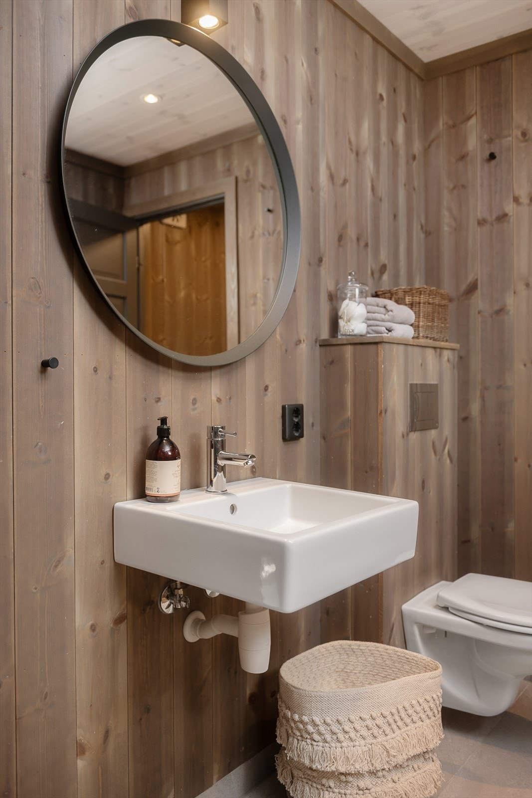 Servant og vegghengt WC. Flislagte gulv, panelte vegger. Galleribilde