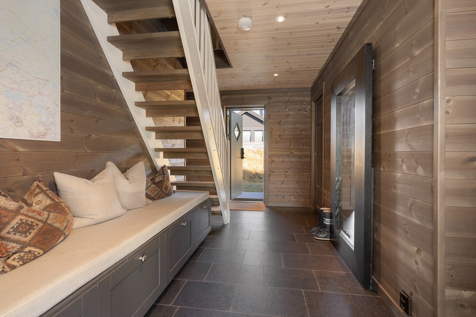 Praktisk og god utnyttelse av gangen med plassbygd sittebenk med oppbevaring. Galleribilde