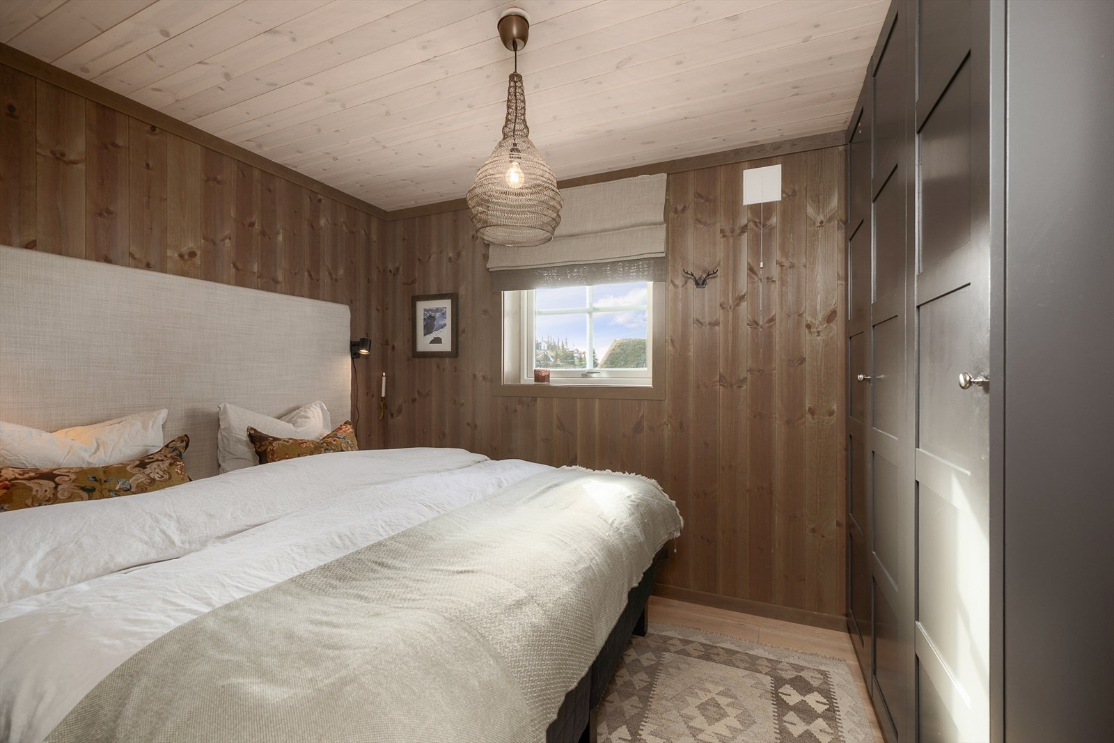 Hovedsoverommet er innredet med dobbeltseng og har en praktisk garderobeløsning med god oppbevaringsplass. Galleribilde