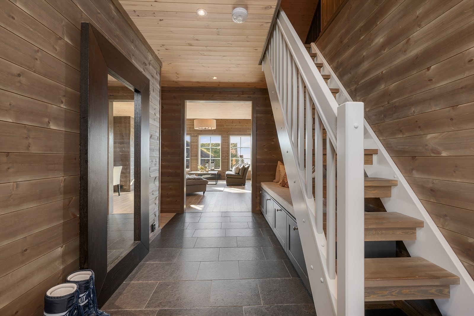 Hytta har en romslig, flislagt gang med Otta børstet skifer, trapp opp til hemsen. Videre er det adkomst inn i oppholdsrommet og direkte adkomst til garderoberom og ett av soverommene. Galleribilde