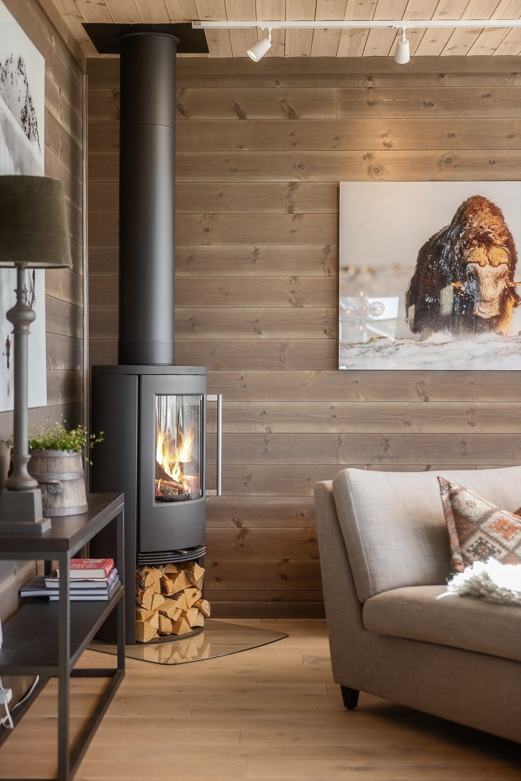 For den ekstra gode varmen og den rette stemningen er det installert en peisovn i hjørnet i stua. Galleribilde