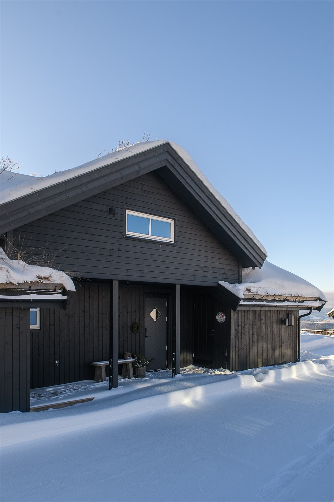 Overbygg over inngangspartiet med inngang til 2 boder. Galleribilde