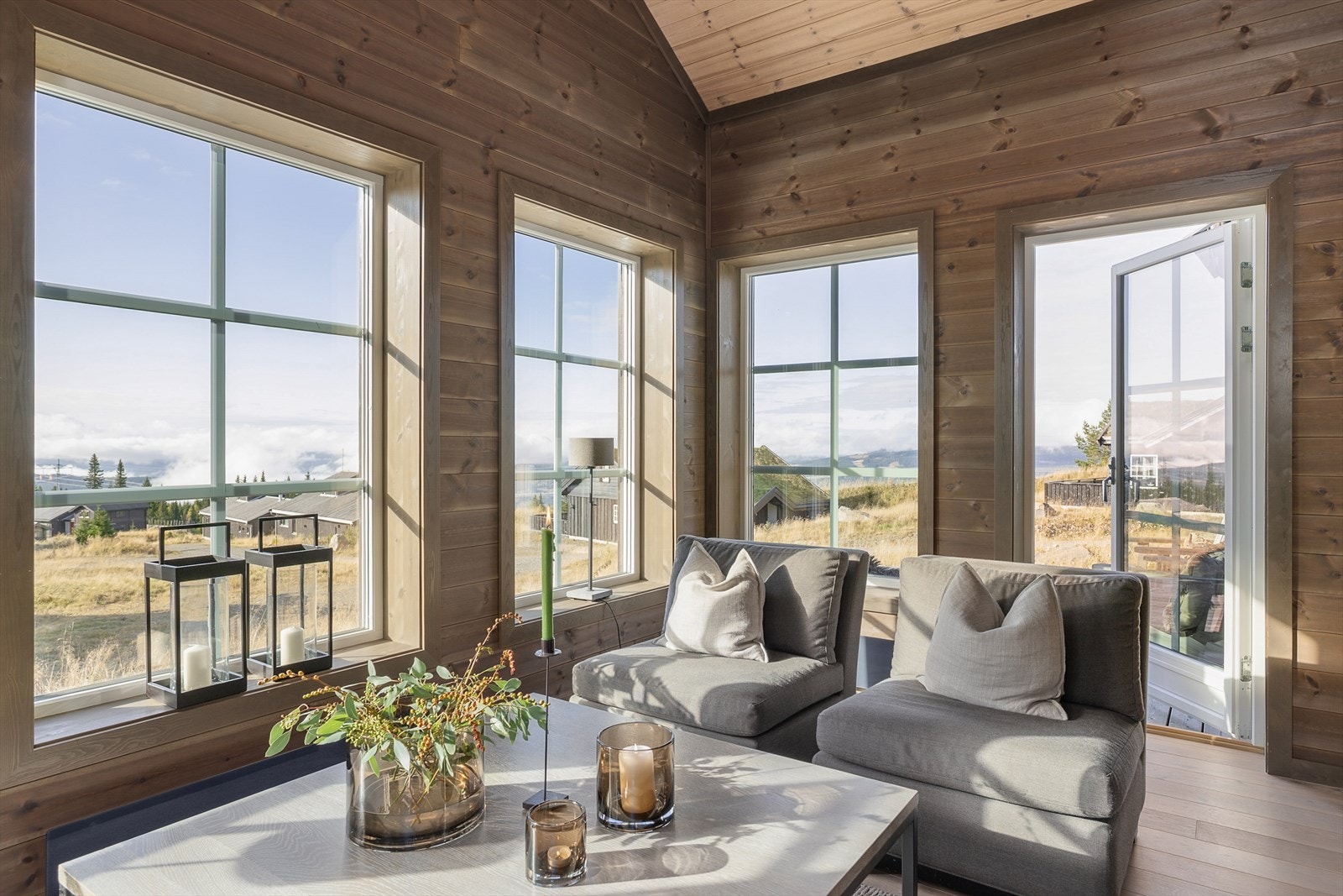 Fra stua har du direkte utgang til stor og solrik terrasse. Herlig lys inn i rommet! Galleribilde