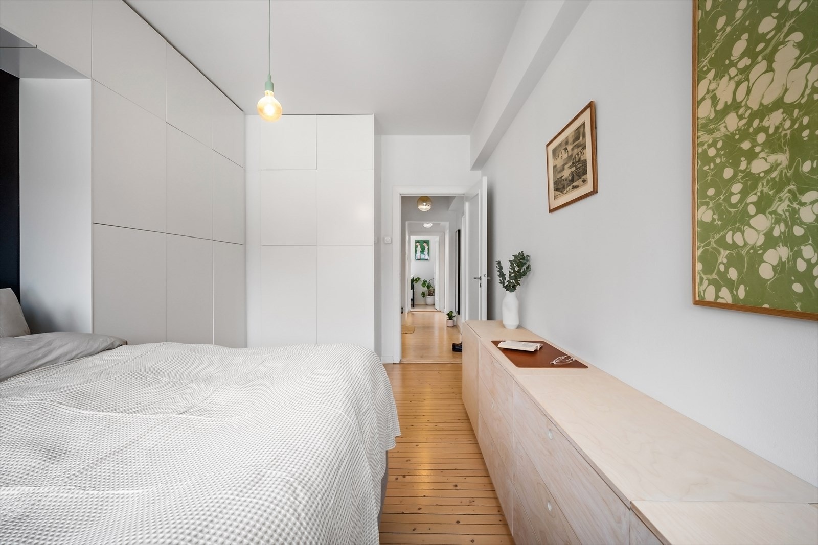 Soverommet har plassbygd skapløsning som sikrer optimal utnyttelse av plassen. Galleribilde