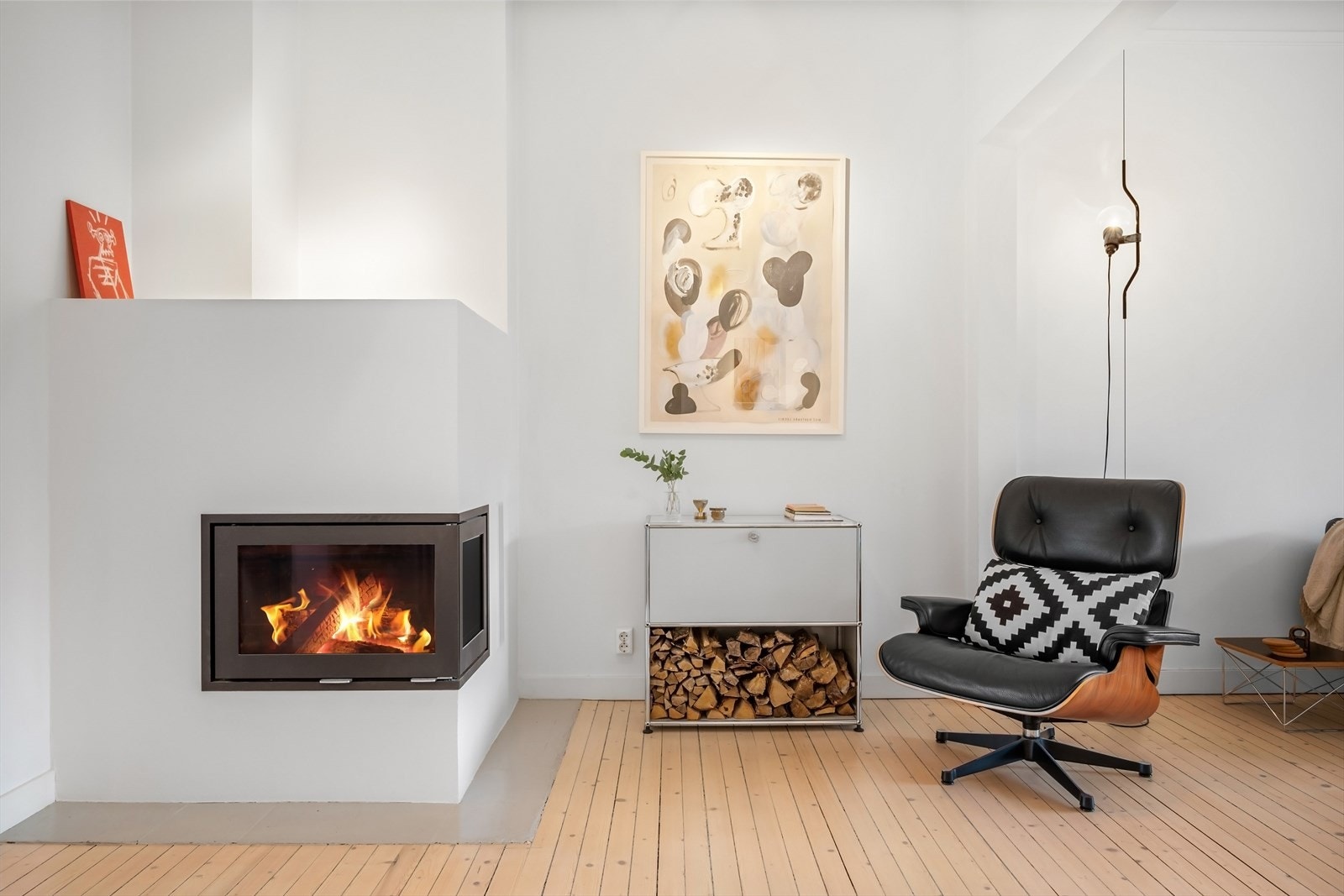 Innmurt peis (2024) sikrer behagelig og vedvarende varme, samtidig som den bidrar til hyggelig stemning på kalde høst- og vinterkvelder. Galleribilde