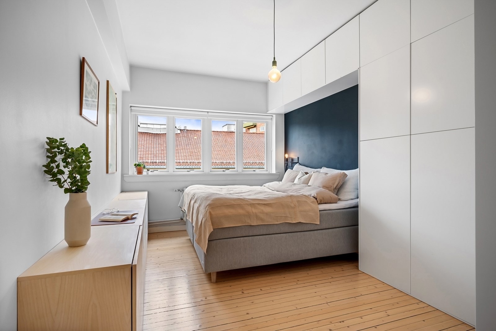 På hovedsoverommet er det god plass til dobbeltseng, nattbord og garderobeskap. Galleribilde