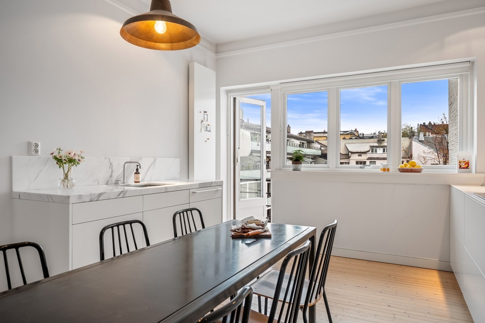 På kjøkkenet er det god plass til stort spisebord. Galleribilde