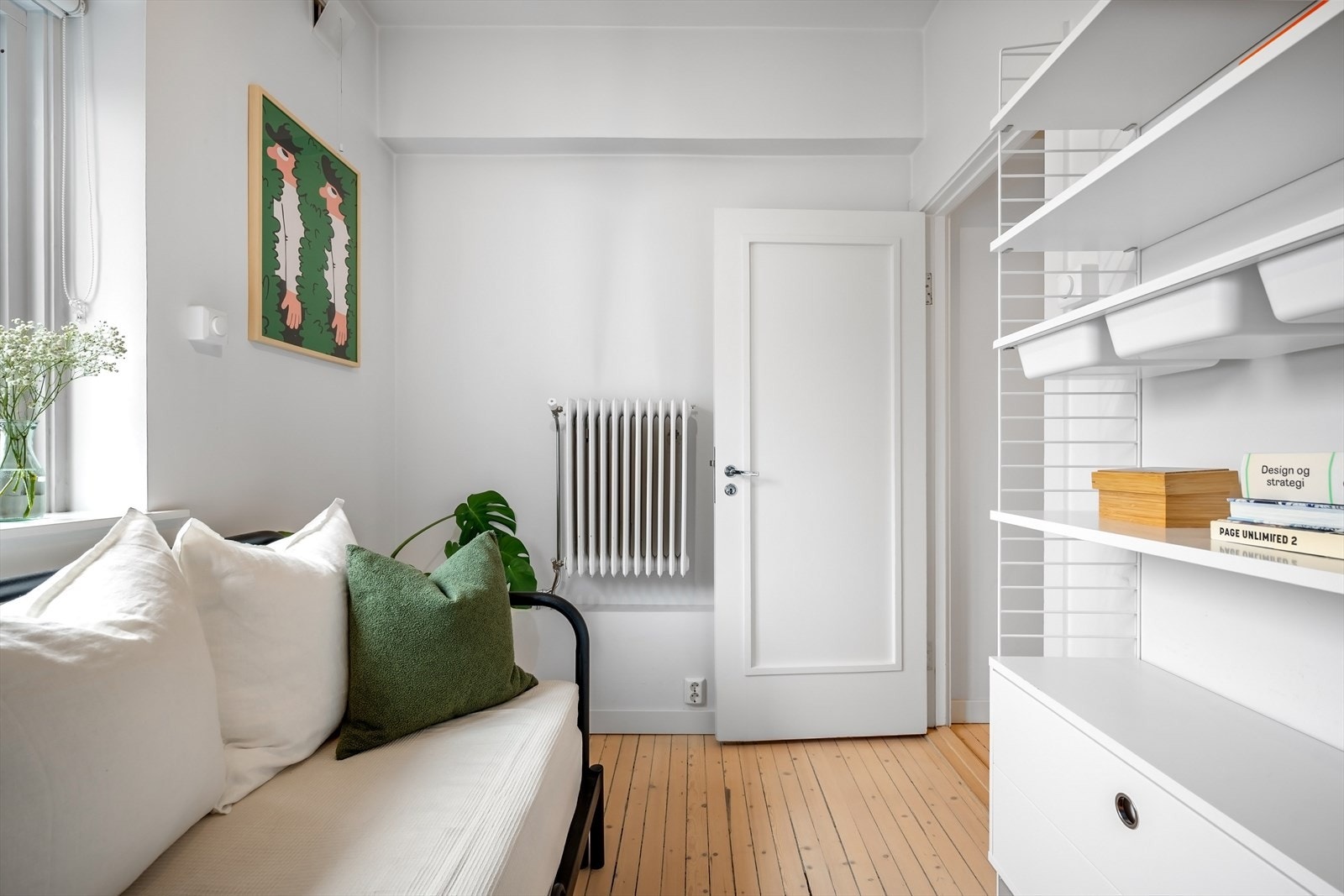 Her er det plass til seng, skrivepult og skap/kommode. Galleribilde