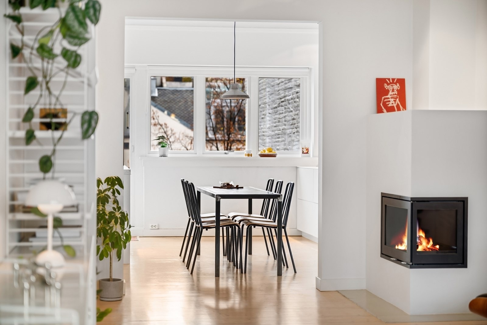 Leiligheten har stilrene overflater med lyse fargevalg og pent, originalt tregulv. Galleribilde