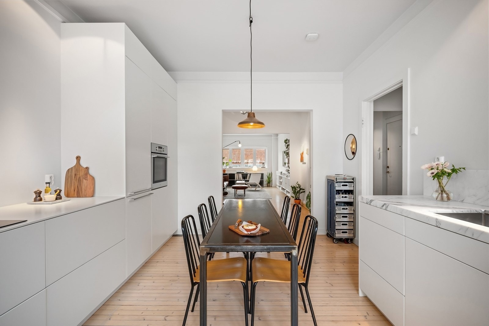 Det er integrerte hvitevarer med platetopp med nedfelt ventilasjonsvifte fra Bora, stekeovn, oppvaskmaskin og kjøl/fryseskap. Det er montert automatisk vannstopper. Galleribilde