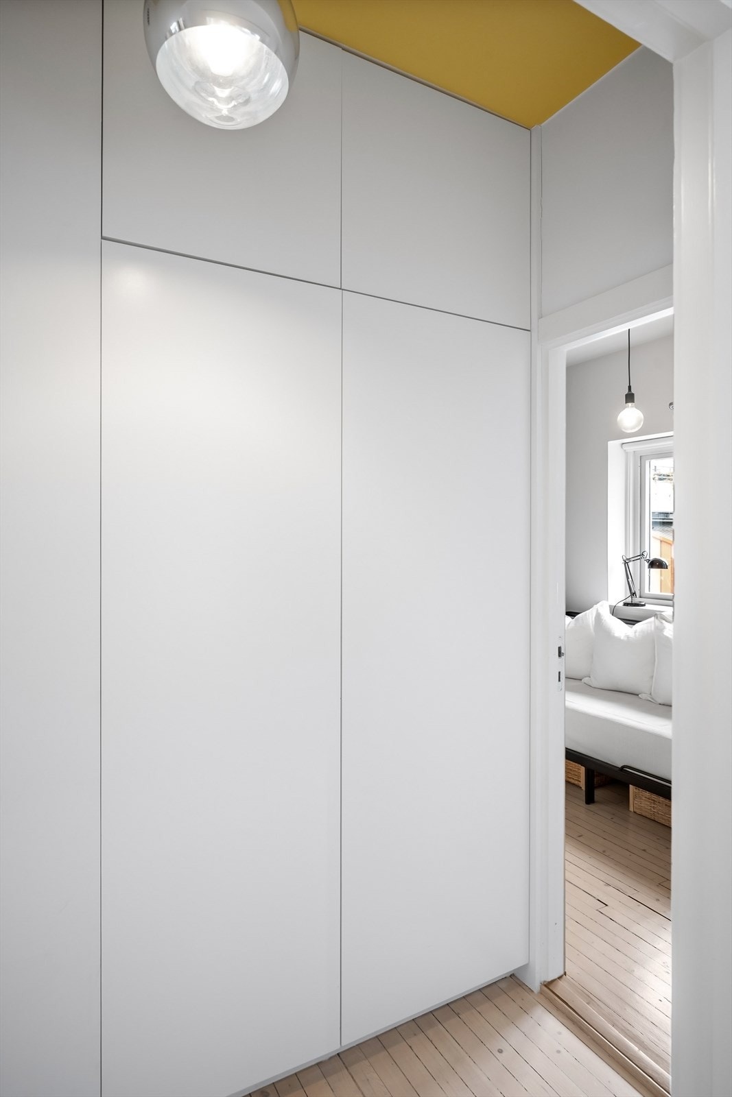 I gangen er det innebygd skap for oppbevaring av sko og yttertøy. Galleribilde