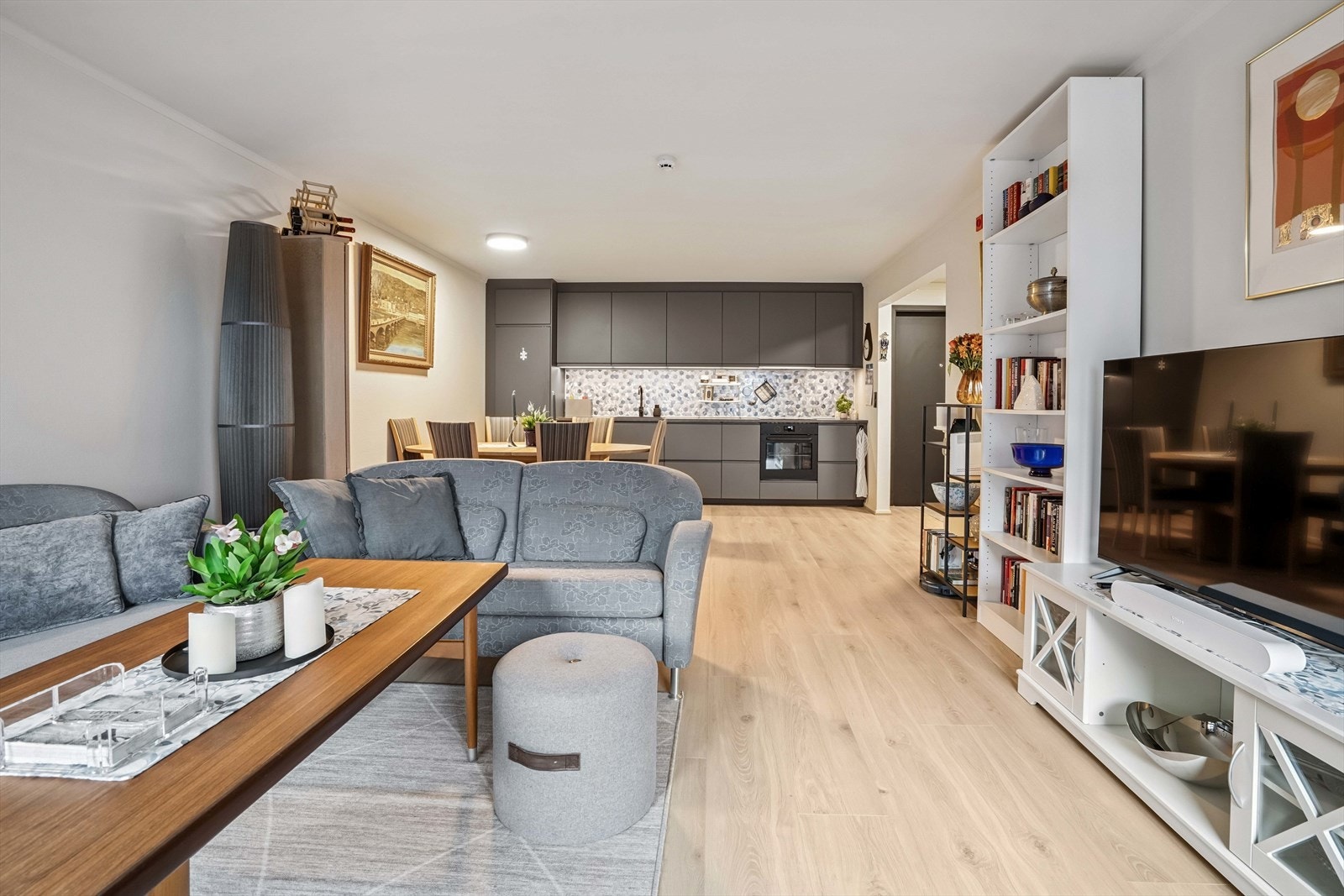 Stor stue og åpen kjøkkenløsning Galleribilde