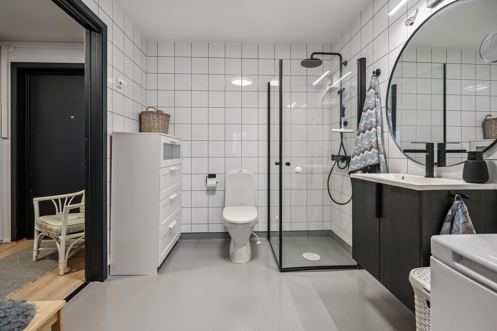 Stort bad med terskelfrie overganger mellom rommene Galleribilde