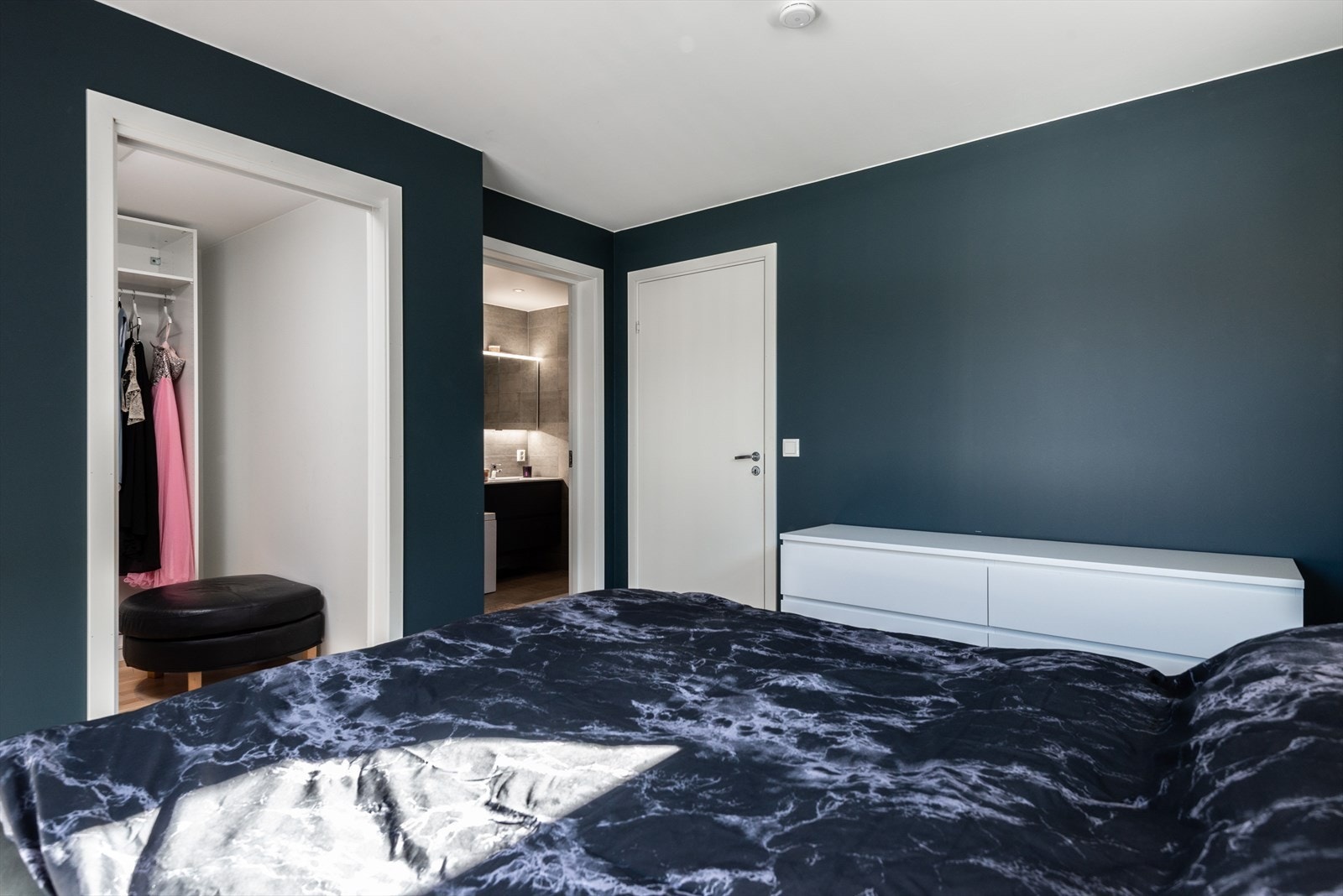 Direkte tilgang til badet gir praktisk komfort i hverdagen. Galleribilde