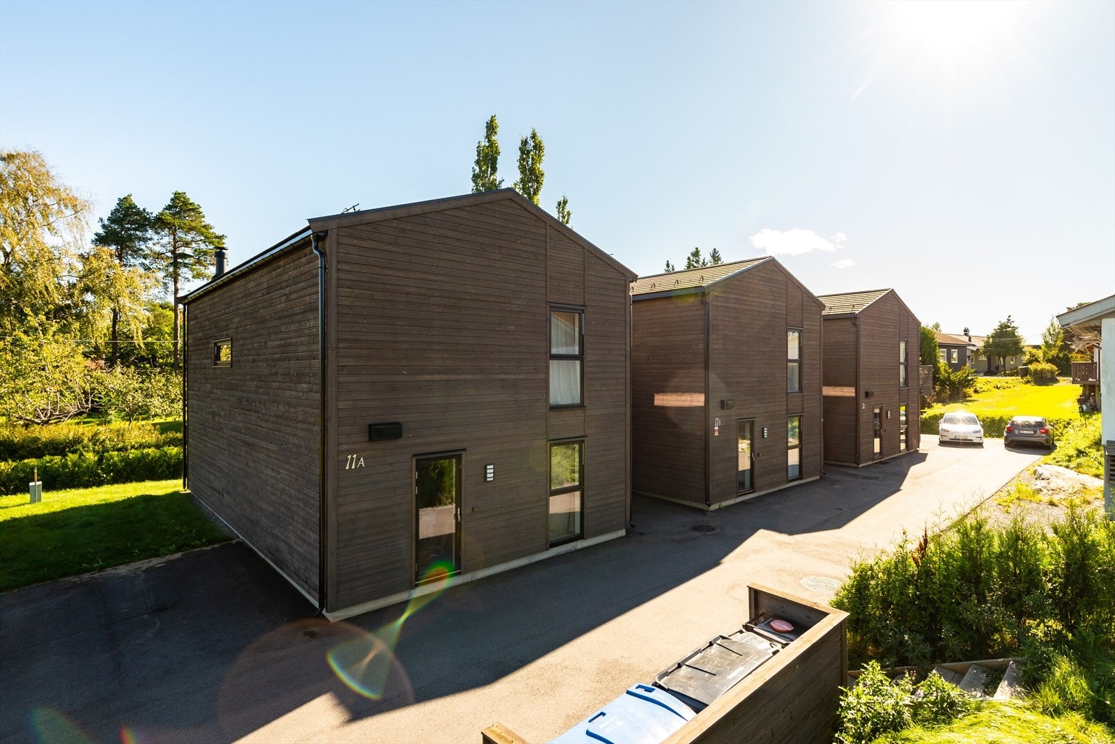 Boligen har en relativt flat tomt med mindre gressarealer og diverse beplantninger. Galleribilde