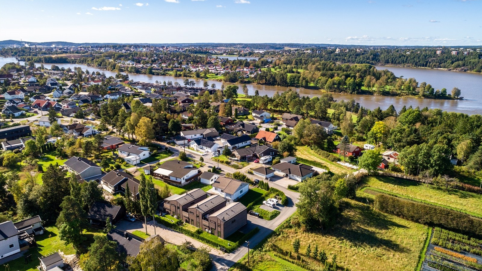 Nabolaget er omgitt av frodig natur og har enkel tilgang til elven for rekreasjon. Galleribilde