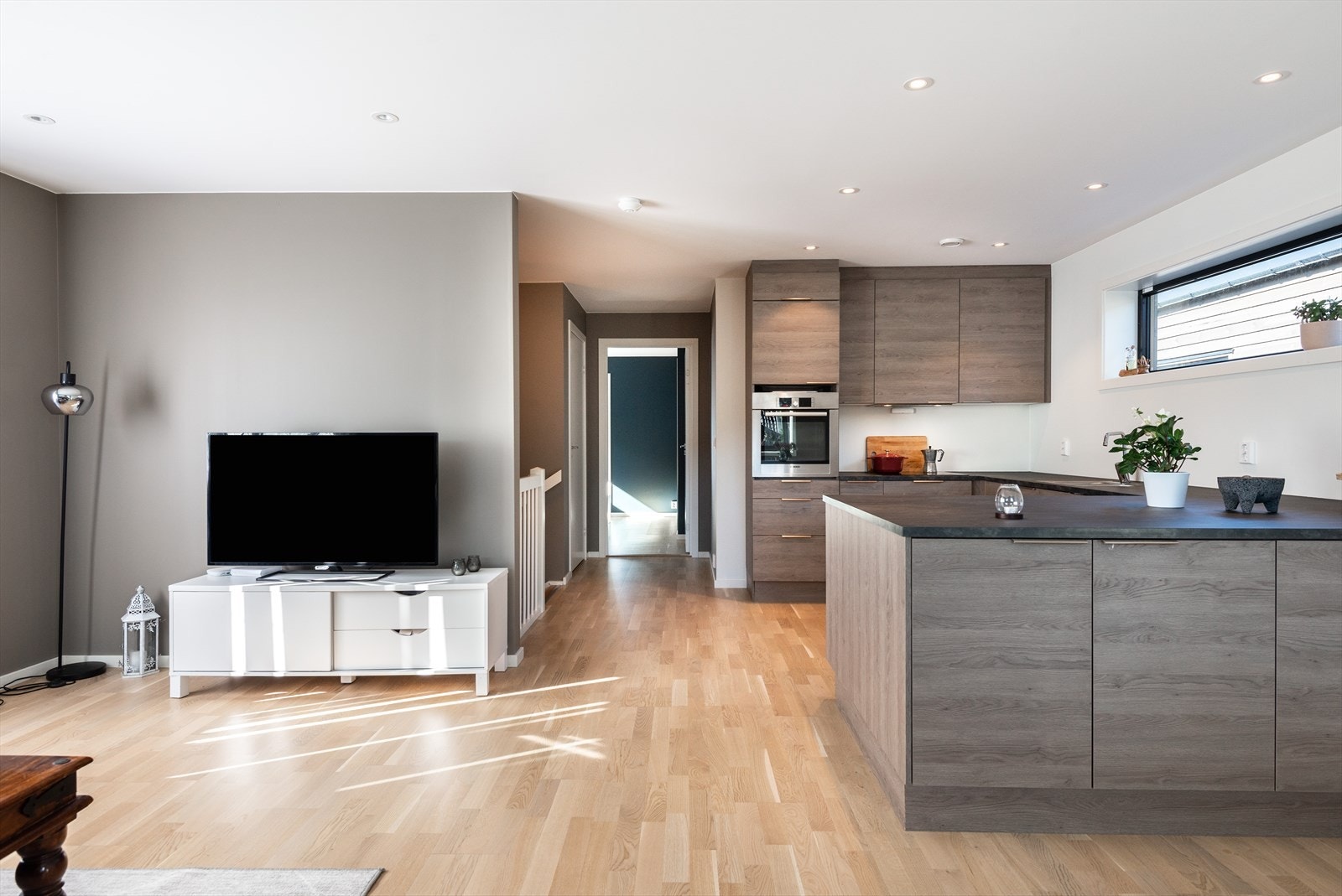 Kjøkkenet er utstyrt med integrerte hvitevarer og mekanisk ventilator med avtrekk ut. Galleribilde