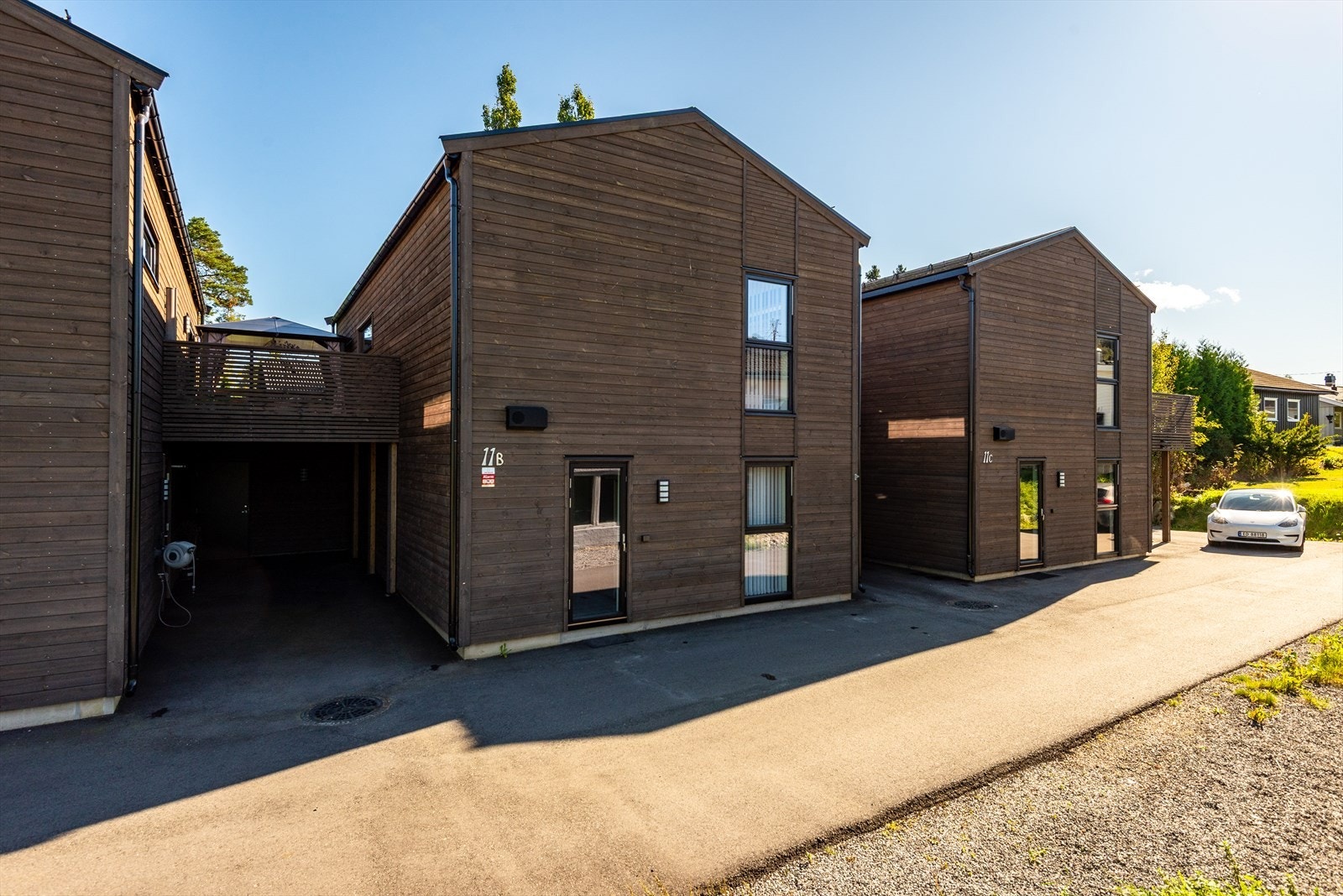 Carporten er praktisk plassert mellom enhetene, som gir beskyttelse mot vær og vind. Galleribilde