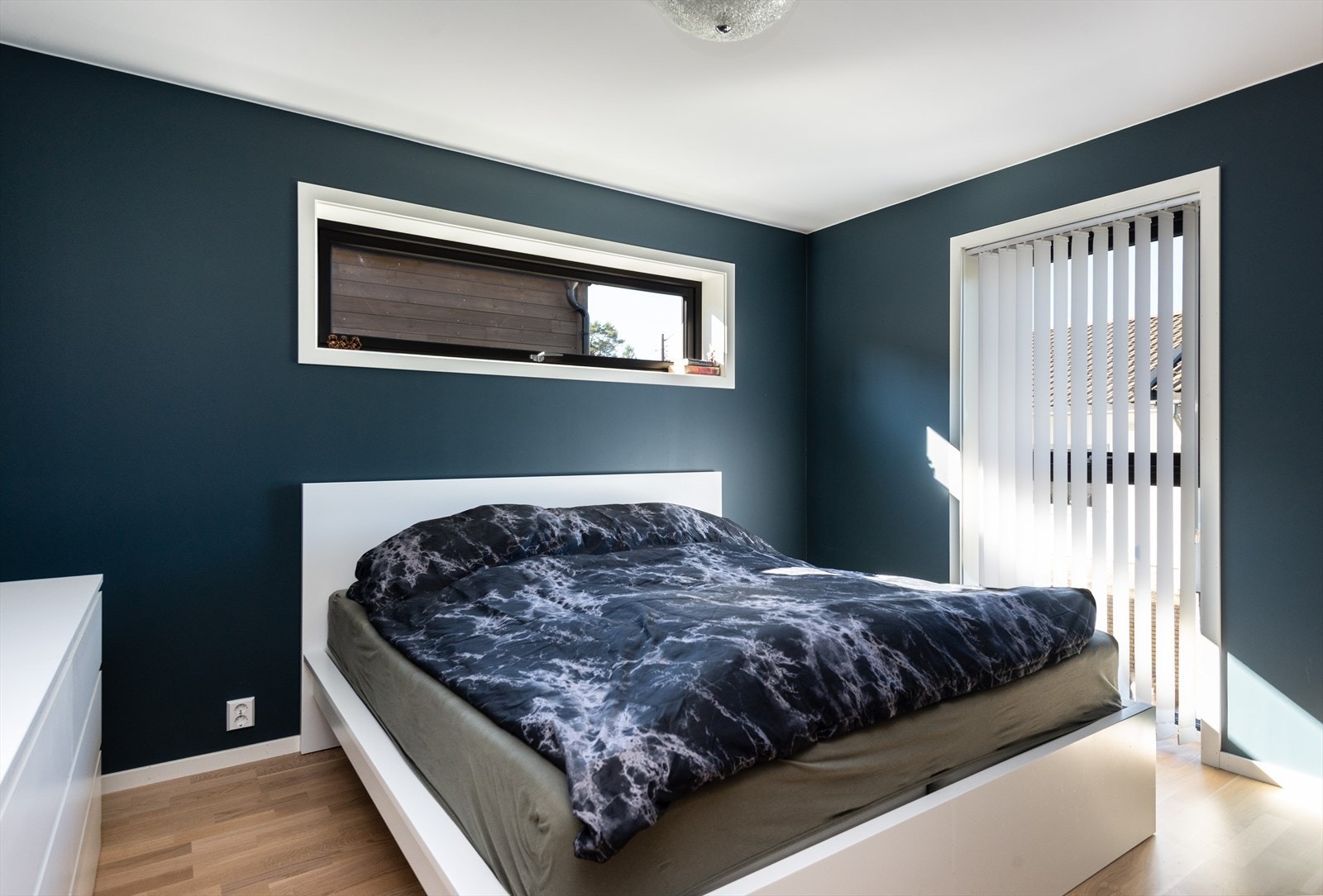 Parkettgulv gir en varm og naturlig overflate i soverommet. Galleribilde