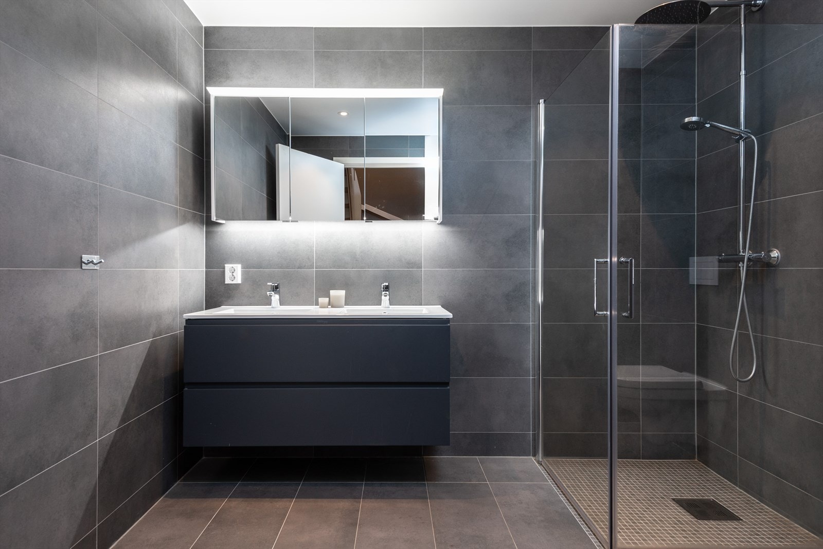 Flislagte overflater fra 2022 gir et moderne uttrykk, med mekanisk avtrekk for god ventilasjon (kilde: tilstandsrapport). Galleribilde