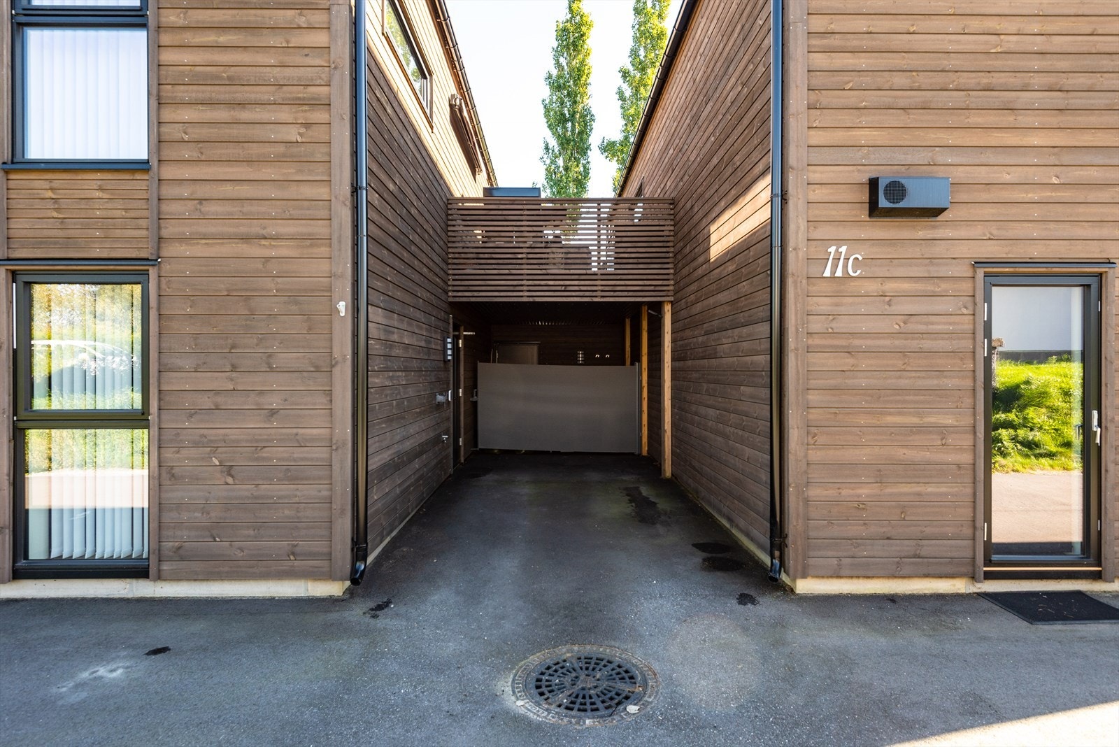 Carport gir beskyttet parkering og enkel tilgang til boligen. Galleribilde