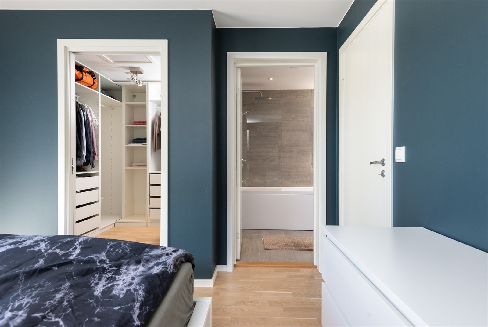 Garderobe med skyvedør gir effektiv oppbevaring av klær. Galleribilde