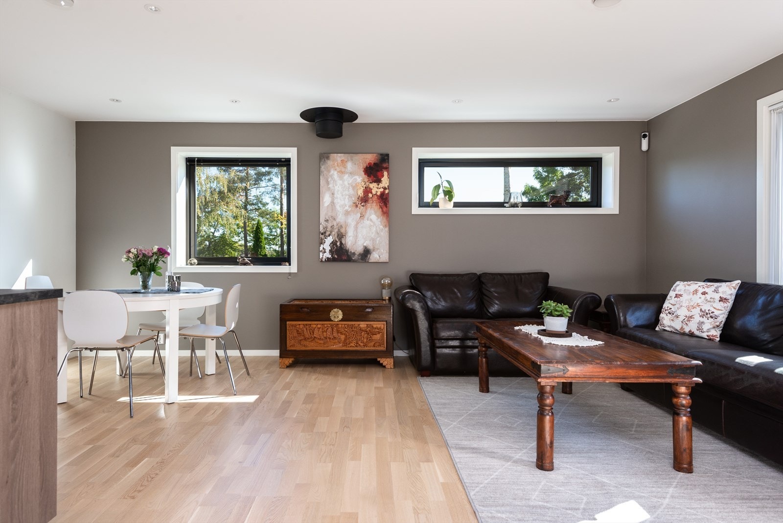 Direkte forbindelse til kjøkkenet gir en naturlig spiseplass nær vinduene. Galleribilde