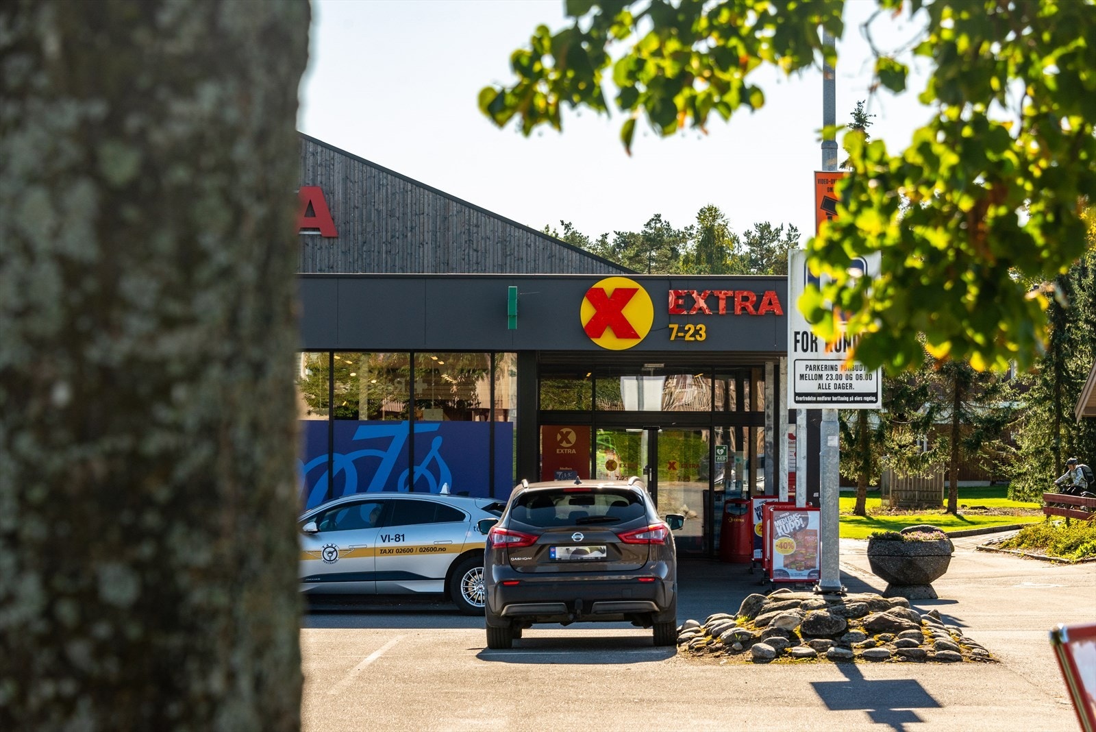 Dagligvarebutikken Extra ligger i nærheten, med åpningstider fra 7 til 23 for enkel handel. Galleribilde