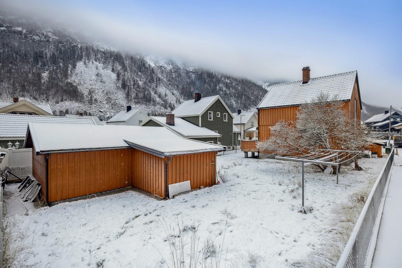Eiendommen har også en garasje med bod, perfekt for ekstra lagringsplass. Galleribilde