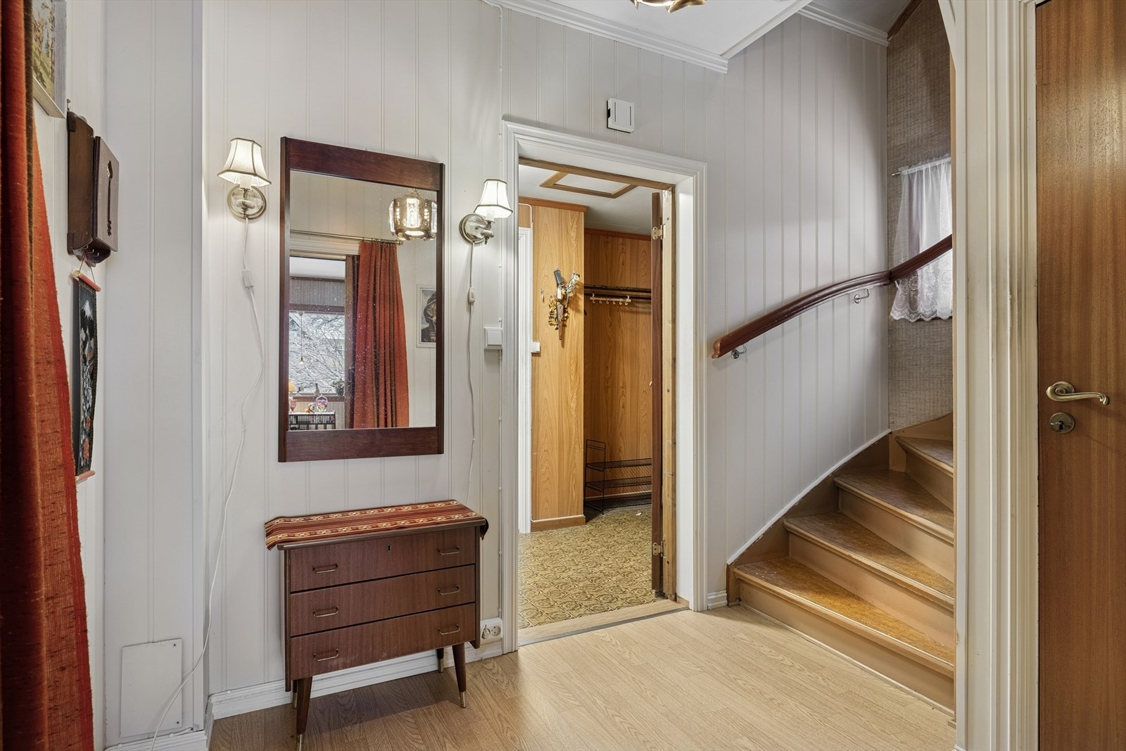 Romslig hall. Galleribilde