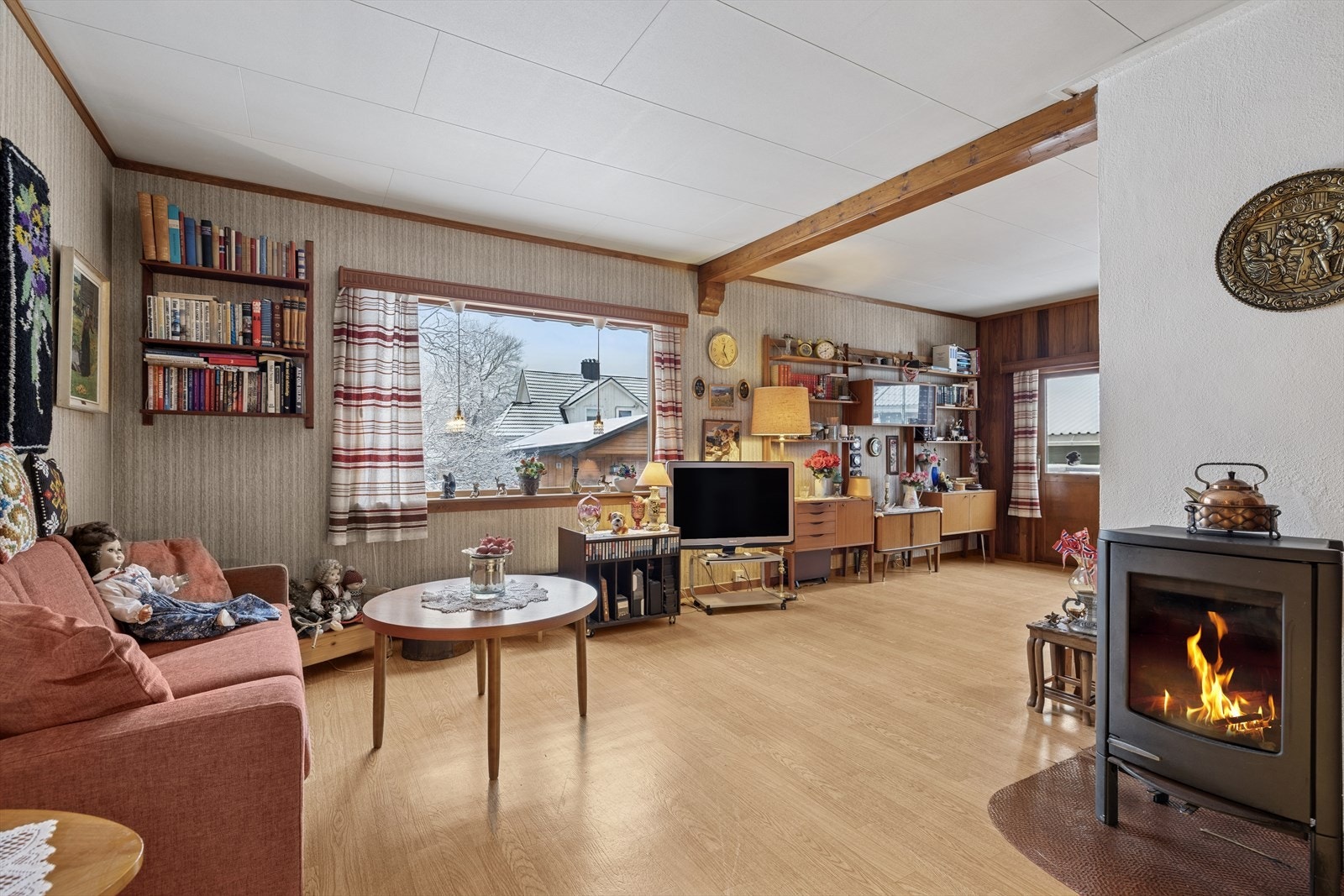 Vedovn av nyere dato gir effektiv oppvarming i stuen. Galleribilde