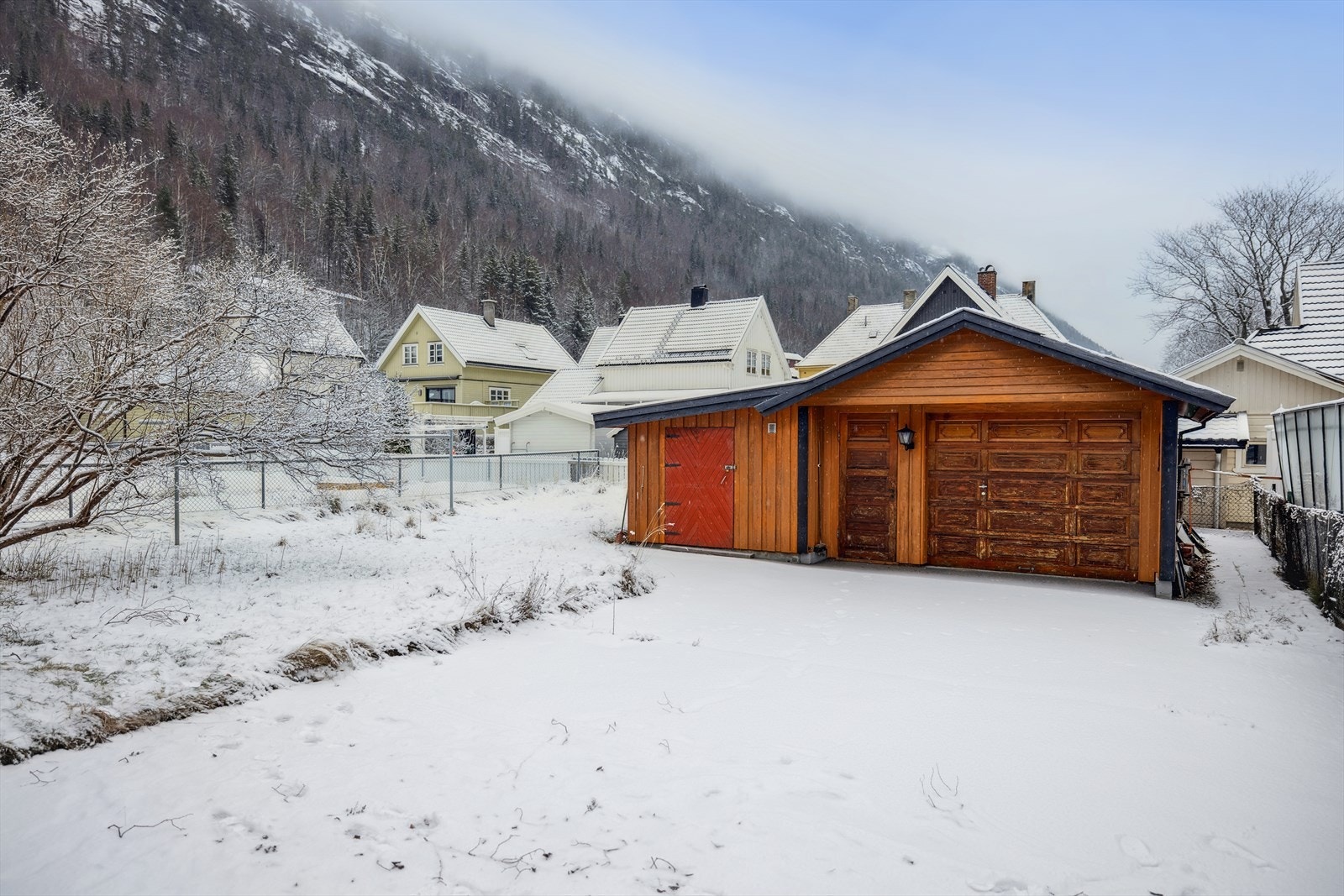 Parkeringsplass i garasje og på eiendommen. Galleribilde