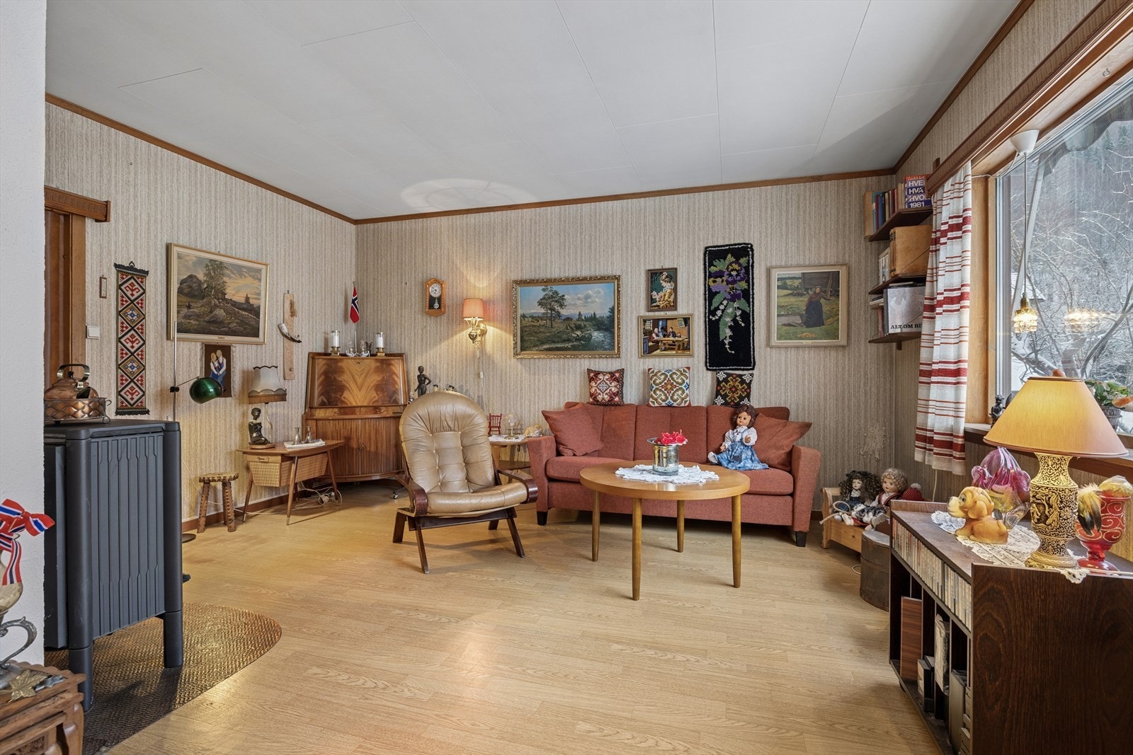 Stuen har gode lysforhold fra de store vindusflatene. Galleribilde