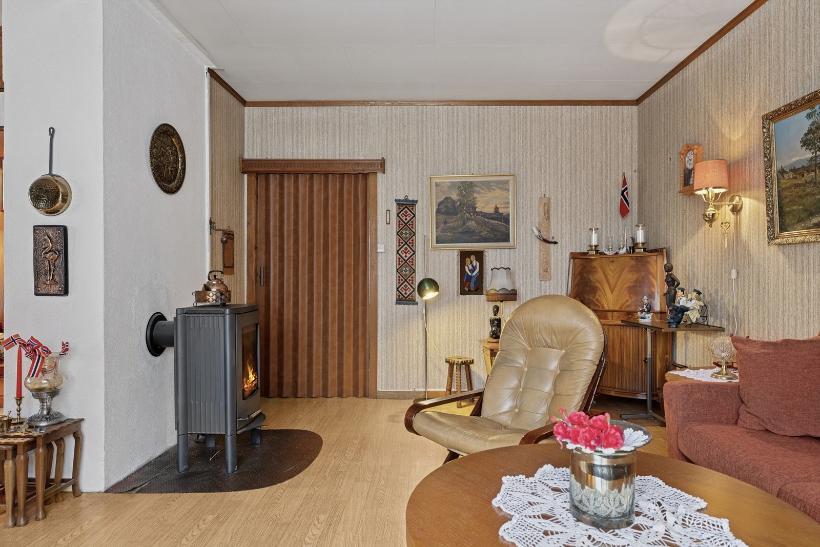 Det er god plass til en stor sofagruppe. Galleribilde