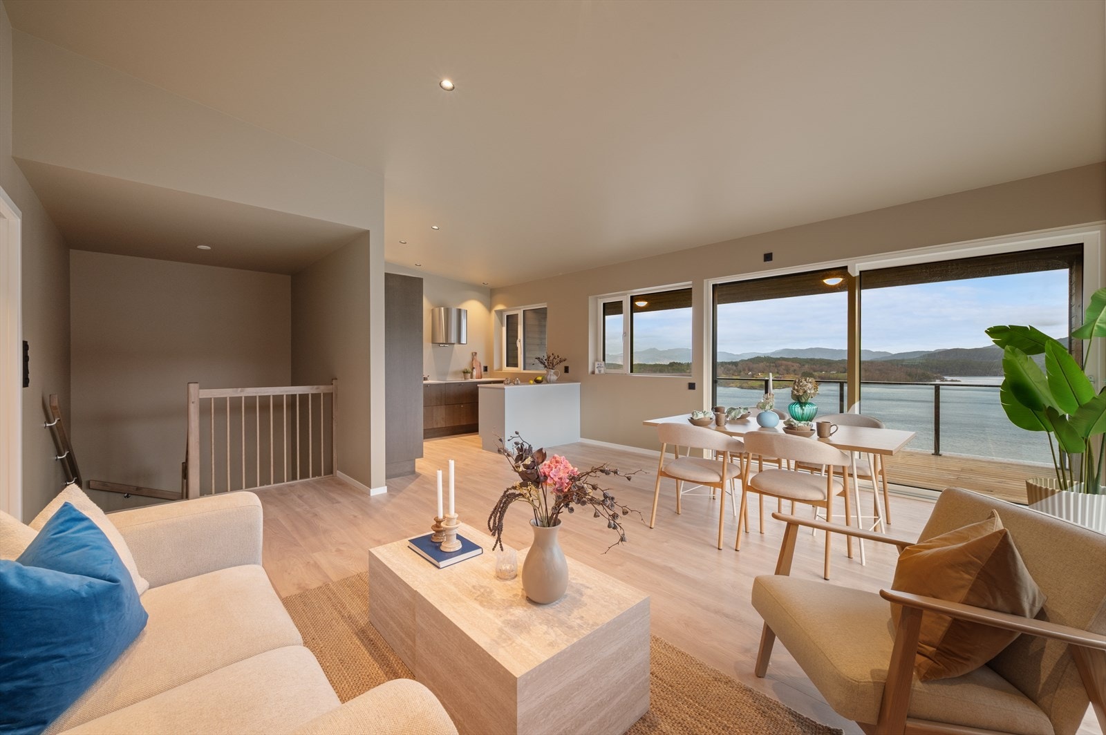 Stuen har store vindusflater som sikrer rikelig med naturlig lysinnslipp og gir fantastiske utsiktsforhold. Galleribilde