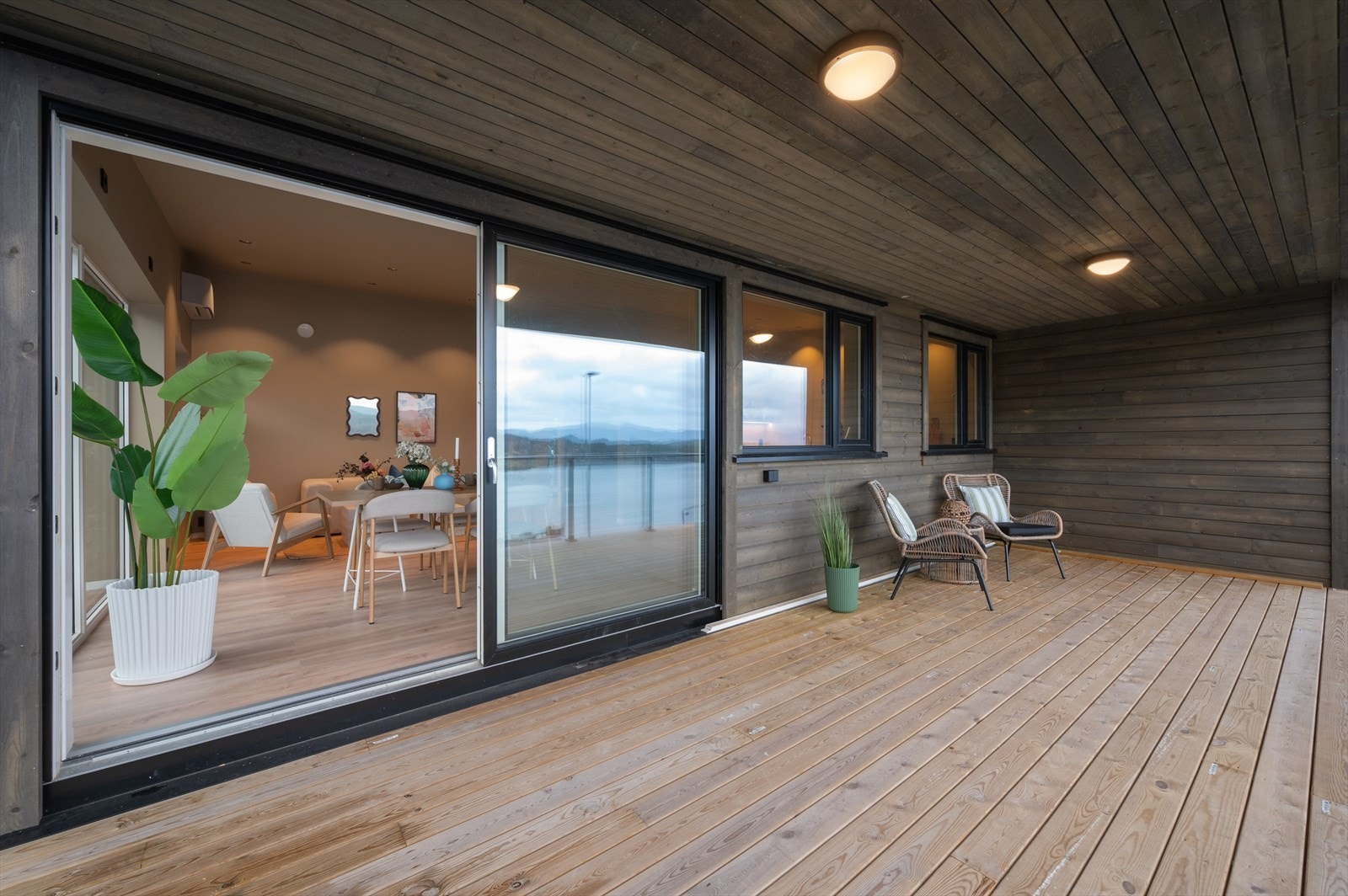 En stor balkong med god plass til utemøbler. Galleribilde