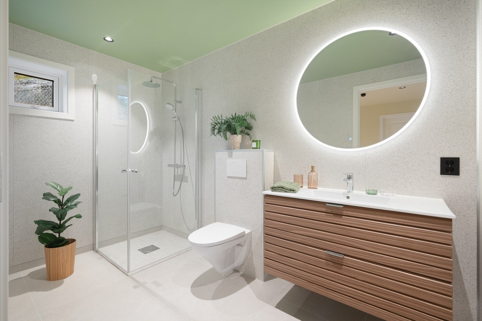 Bad 2. etasje - Badene er innredet med møbel fra Vikingbad med Valnøtt stav fronter, dusjdører 90 × 90 og vegghengt toalett. Galleribilde