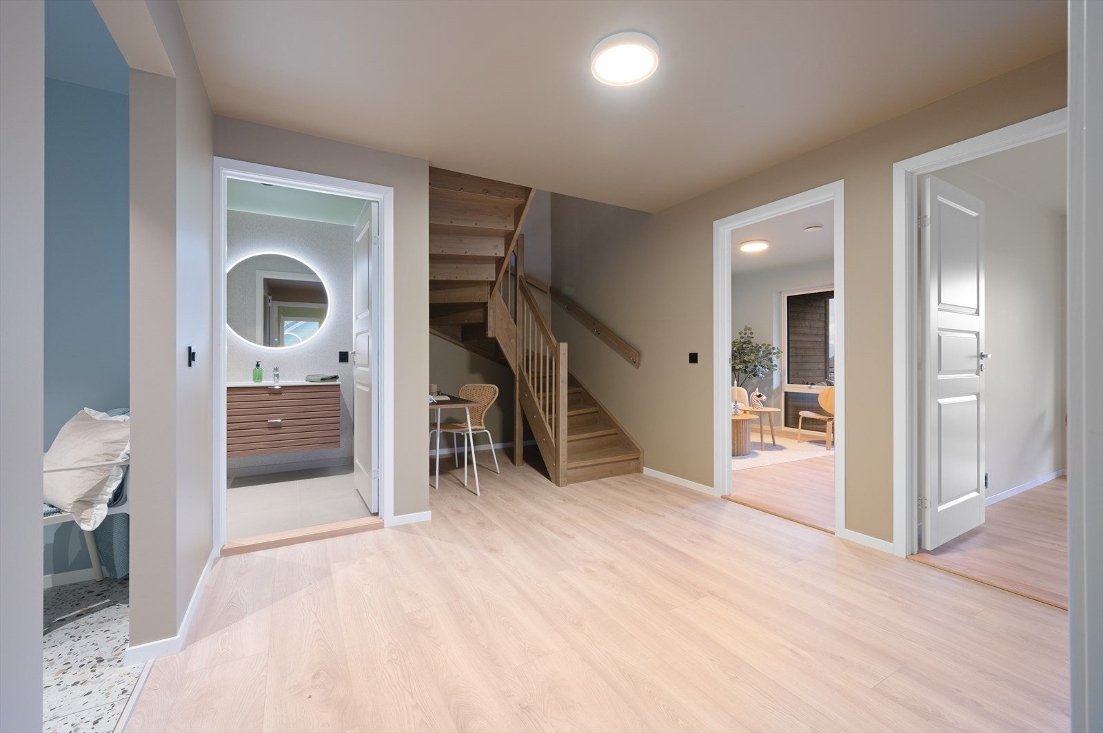 I 1. etasje er det entré, to soverom, stue, bad og vaskerom. Galleribilde