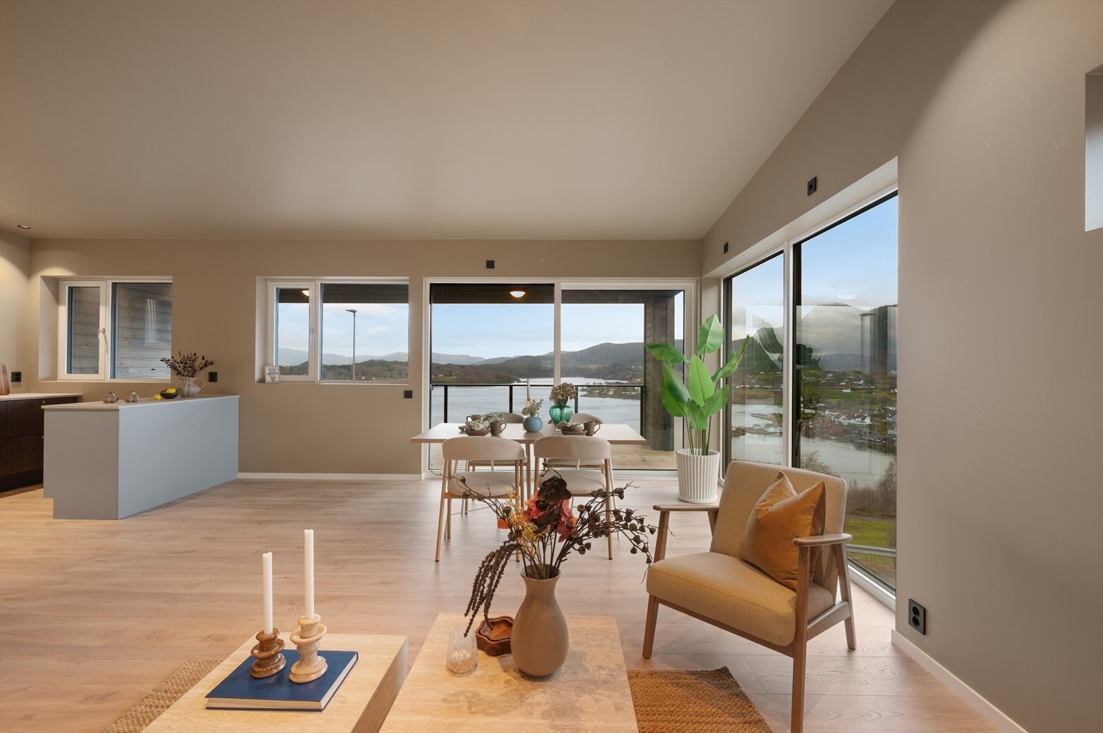 .Aktiv Eiendomsmegling v/ Aleksander Lenning har gleden av å presentere denne flotte tomannsboligen ferdigstilt i desember 2025. Foto: Christian Fagerland iMotiv Galleribilde