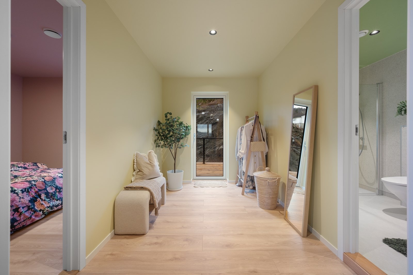 Lukket soveromsavdeling med hovedsoverom, walk-in garderobe og bad, samt utgang til balkong. Galleribilde