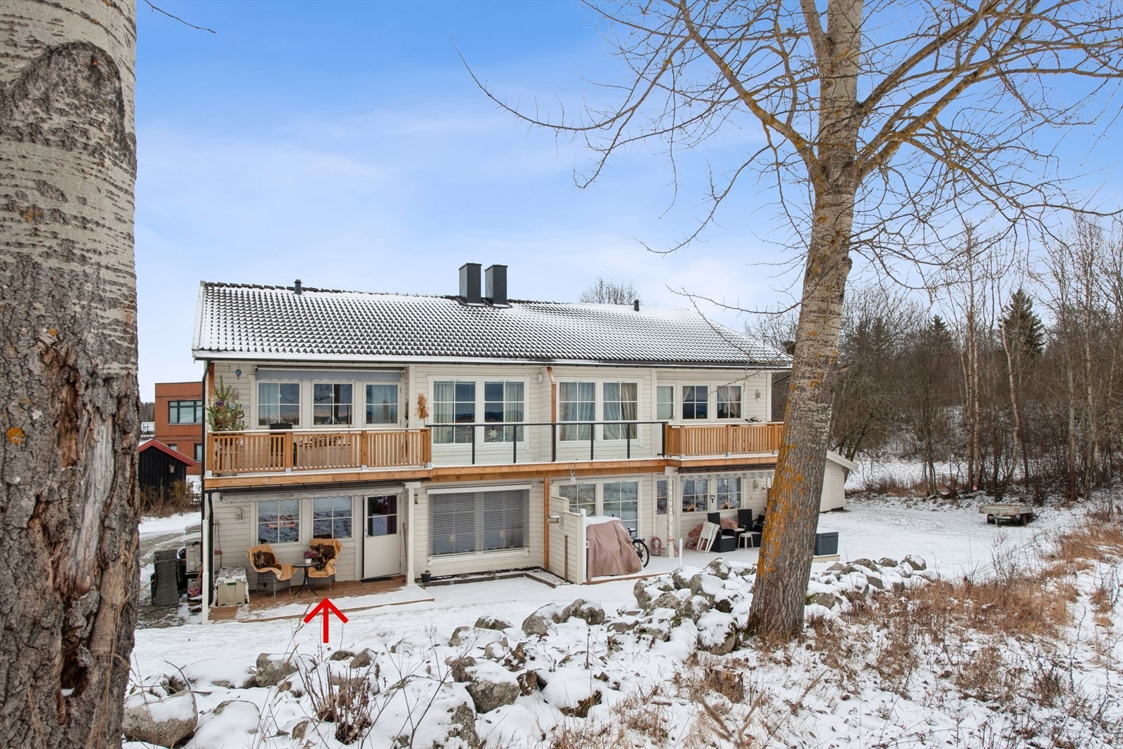 Leiligheten har god beliggenhet i utkanten av rolig og barenvennlig boligområde i øvre del av Bekkelaget. Galleribilde