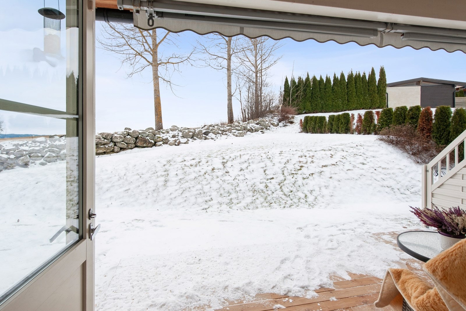 Hyggelig utsyn fra terrassen med gode solforhold. Galleribilde